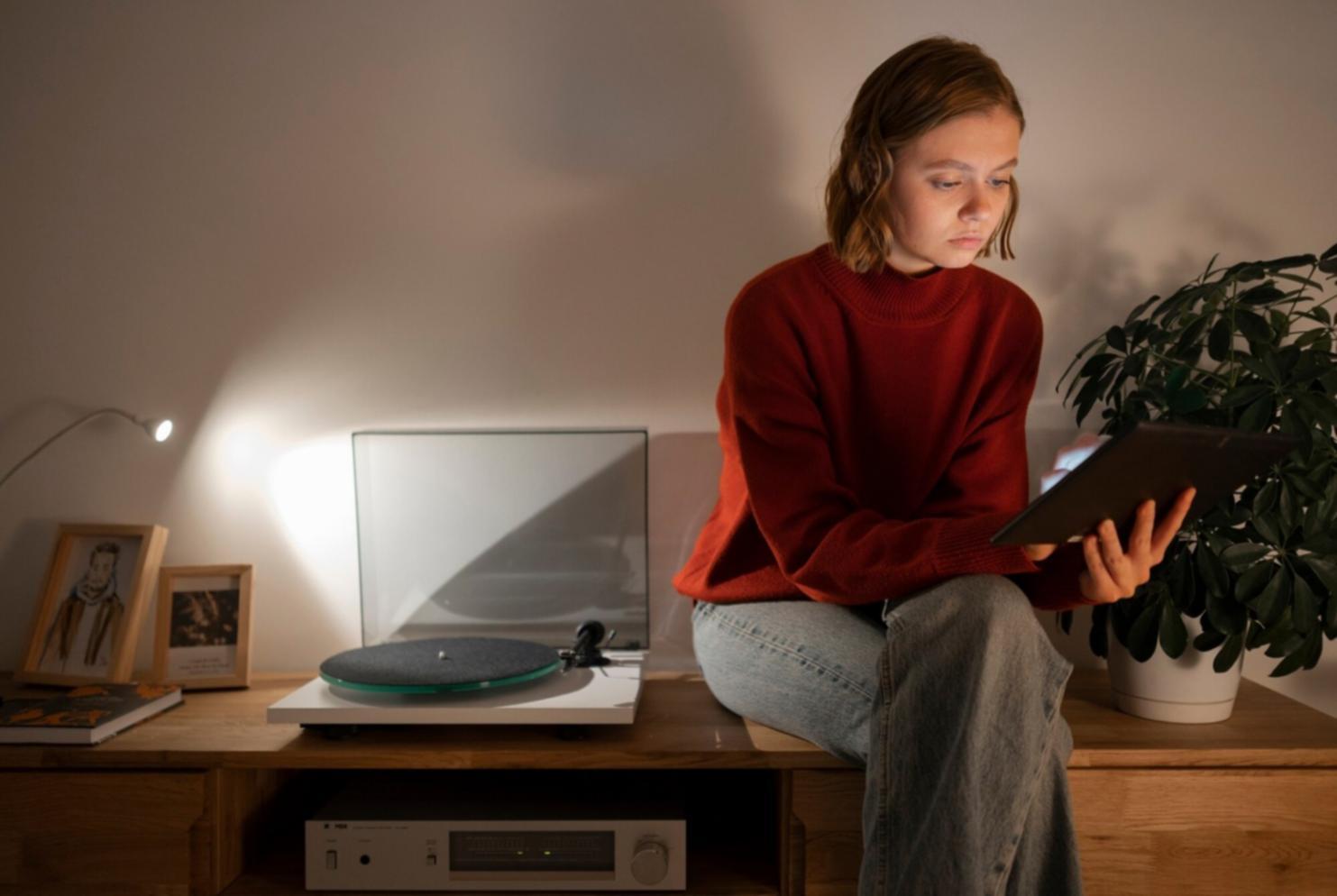 Suasana pembelajaran interaktif di laboratorium keuangan dengan mahasiswa internasional