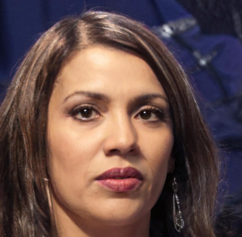 Foto profil Dewi Kartika, Senior Financial Analyst