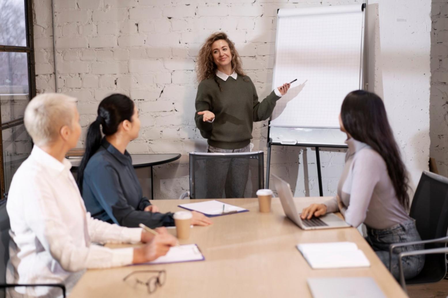 Tim profesional sedang berdiskusi strategi kemitraan