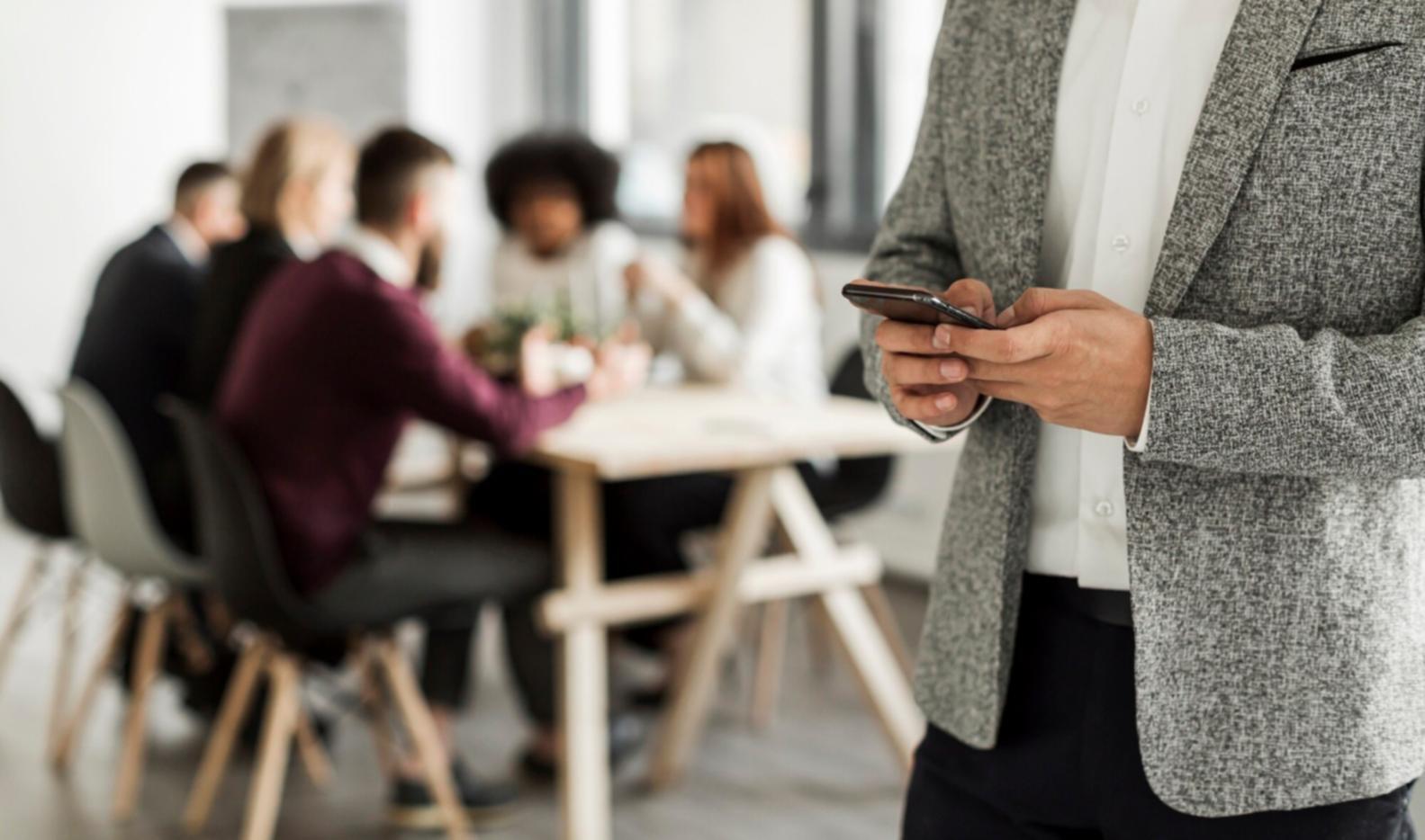 Suasana meeting diskusi kemitraan bisnis